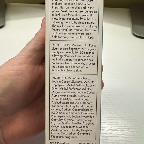 EltaMD Skincare Collection - White and Gray - Picture 10 of 12